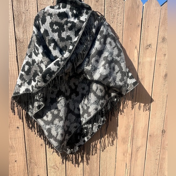 Gray & Black Animal Print Andrew Marc Poncho - Picture 3 of 7
